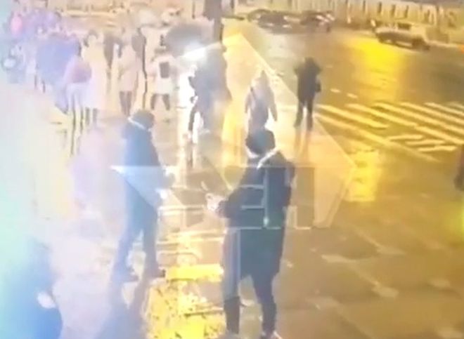 Опубликовано видео наезда на пешеходов на Невском проспекте
