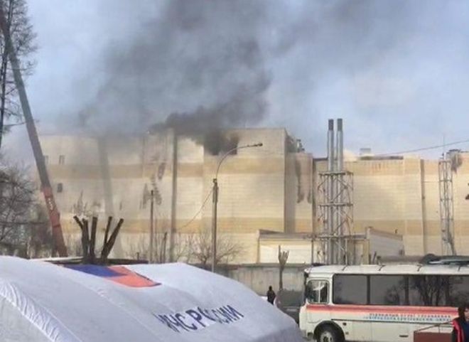 В кемеровском ТЦ снова начался пожар (видео)
