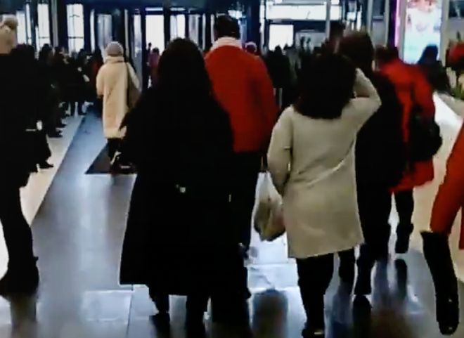 В Москве эвакуировали 10 торговых центров из-за звонков о минировании (видео)
