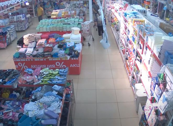 Кража в рязанском супермаркете попала на видео