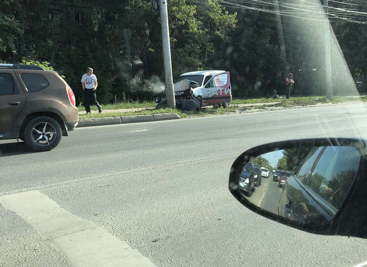 На Касимовском шоссе иномарка врезалась в столб