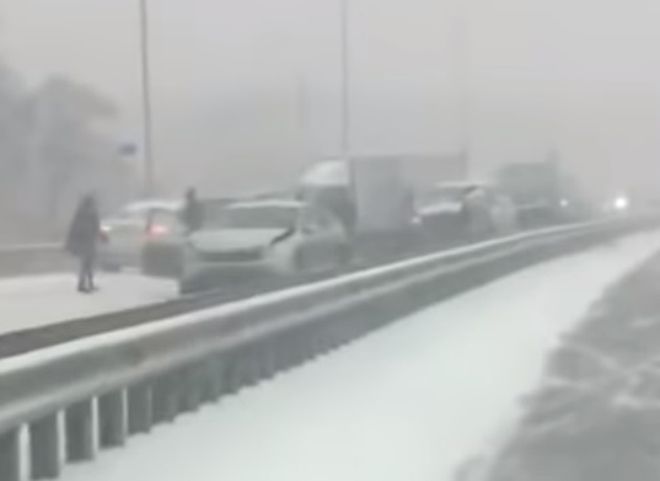 В пригороде Владивостока столкнулись 48 автомобилей