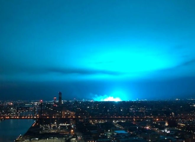 Небо над Нью-Йорком окрасилось в сине-зеленый цвет из-за взрыва трансформатора (видео)