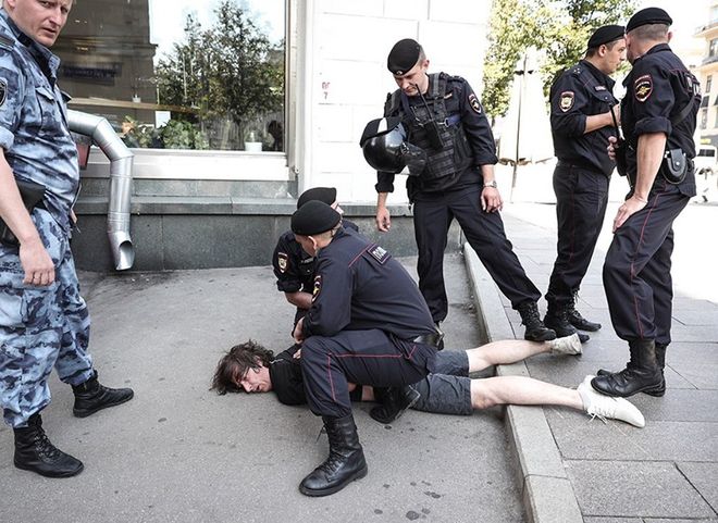 На дизайнера, которому сломали ногу у мэрии Москвы, завели административное дело