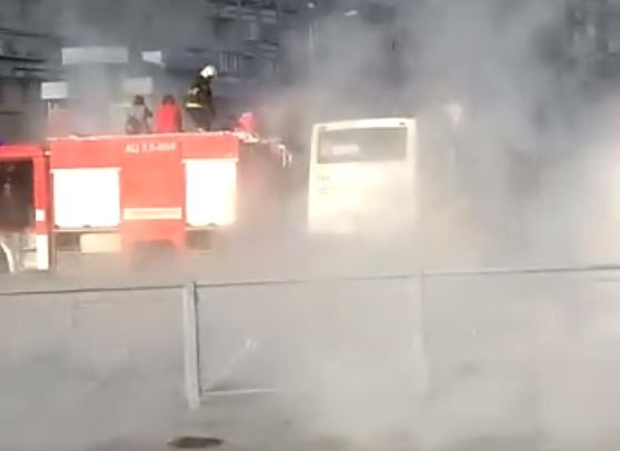 В Санкт-Петербурге автобус провалился в яму с кипятком