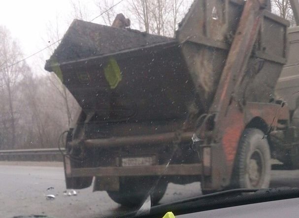 На Куйбышевском шоссе столкнулись мусоровоз и Toyota