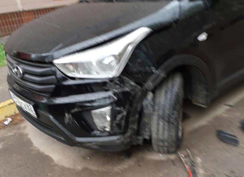 Соцсети: пьяный водитель разбил Hyundai, припаркованный у многоэтажки на Новоселов