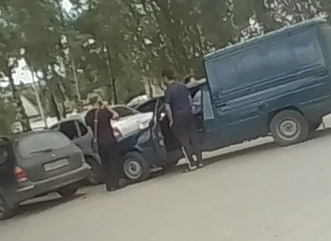 В Рыбном оставленный у магазина автомобиль уехал без водителя