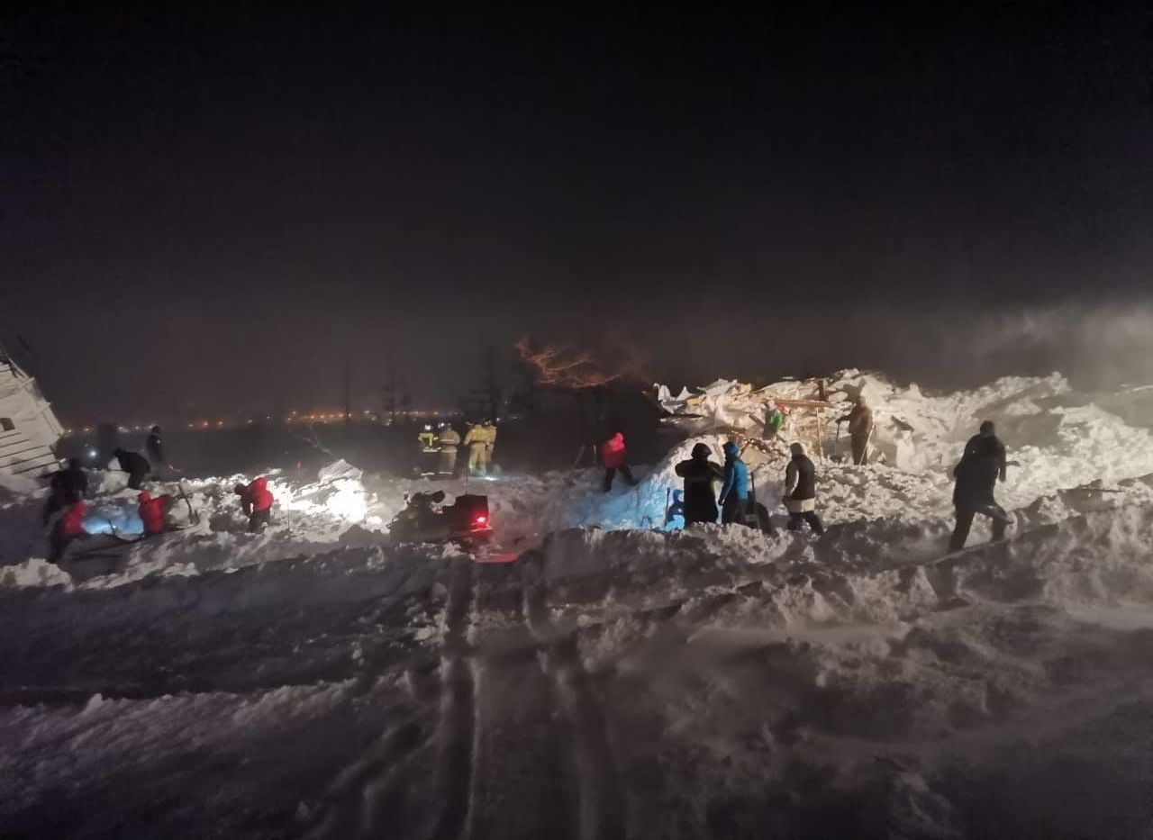 На месте схода лавины в Красноярском крае нашли три тела