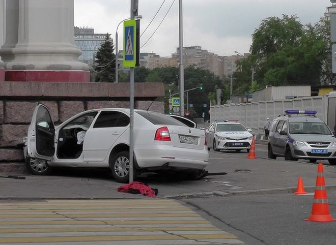 В Москве машина врезалась в здание Театра российской армии, погиб человек