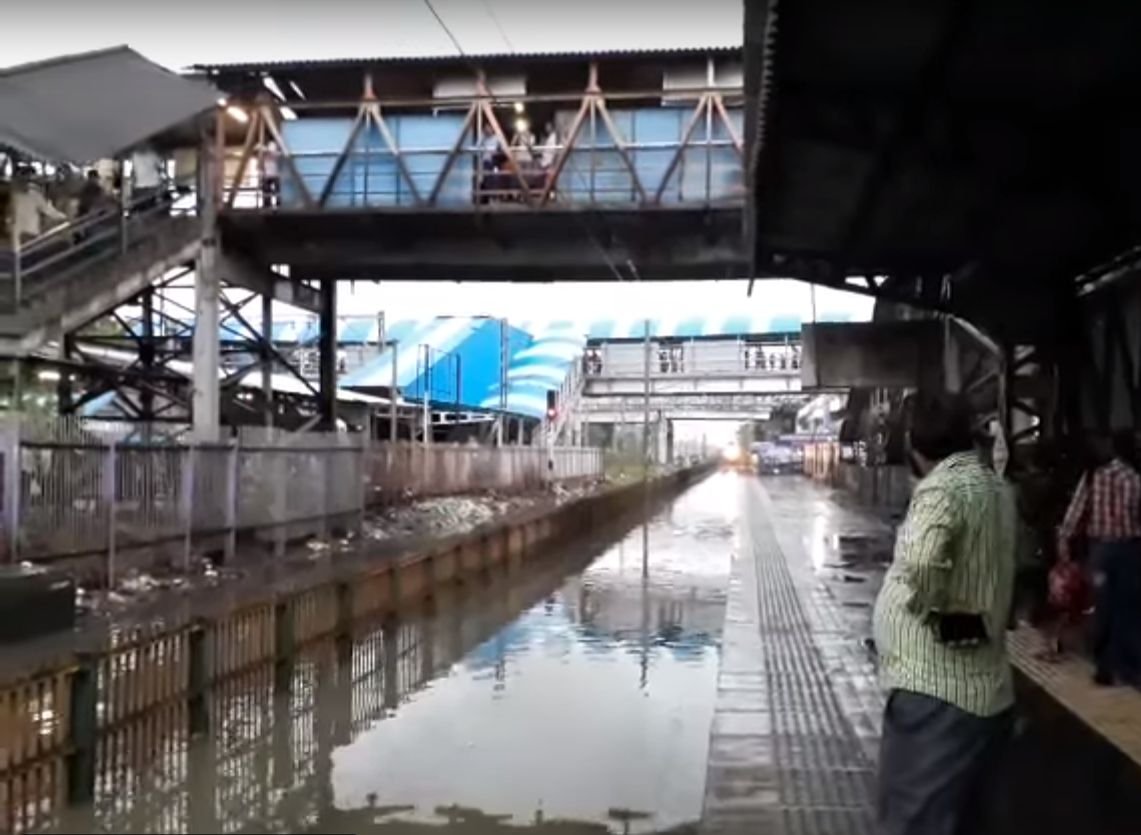 В Индии поезд проехался на полной скорости по затопленной станции (видео)