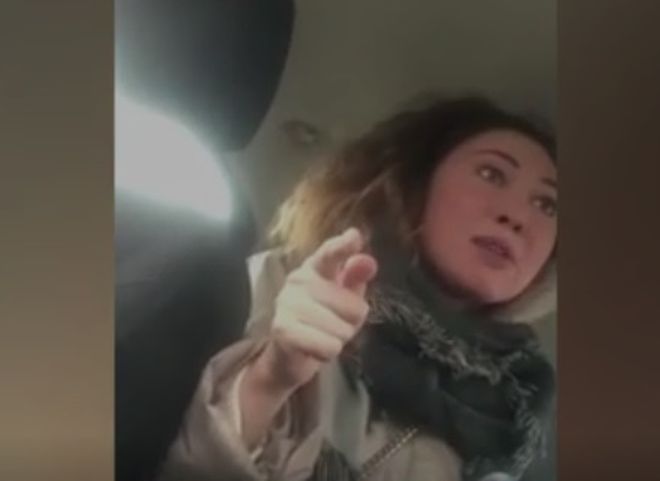 В Москве пассажирка такси устроила истерику и побила водителя (видео)