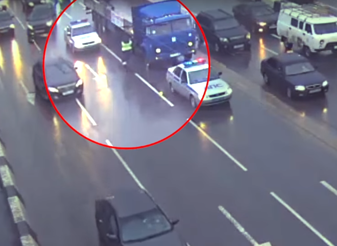 Дальнобойщик на фуре пытался прорваться на площадь Ленина (видео)