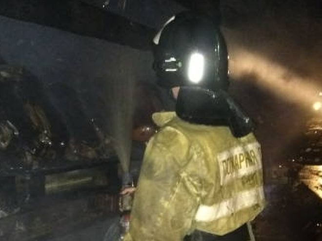 Ночью на улице Лесопарковой сгорело два грузовика