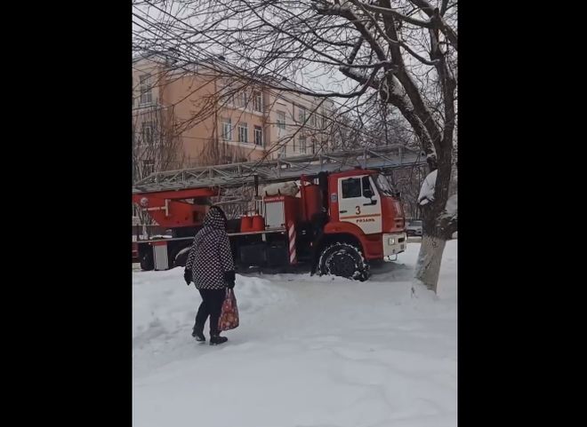 В Дягилеве засняли пожарный автомобиль, застрявший в снегу
