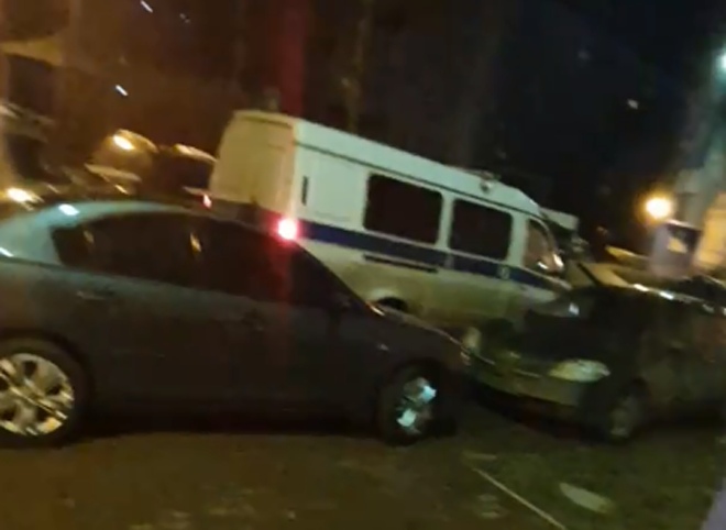 Видео: к дому на улице Бирюзова прибыли полиция и СКР