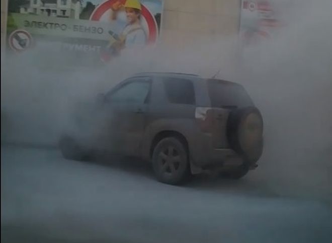 На улице Островского загорелся автомобиль (видео)