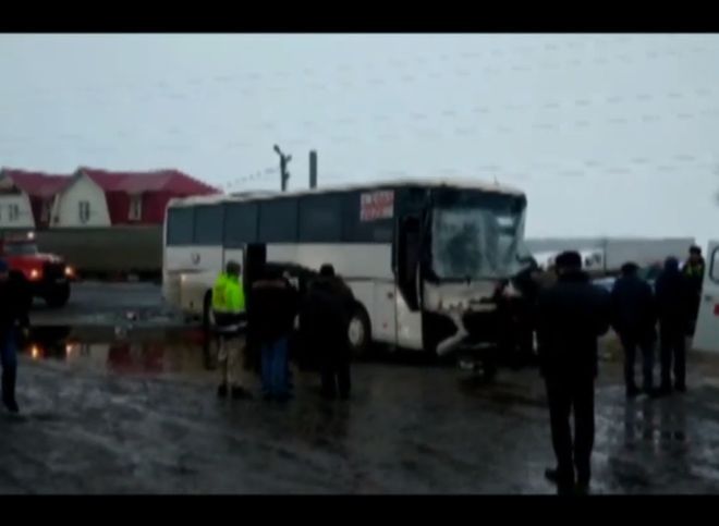 Опубликовано видео с места столкновения автобуса и грузовика в Рязанской области