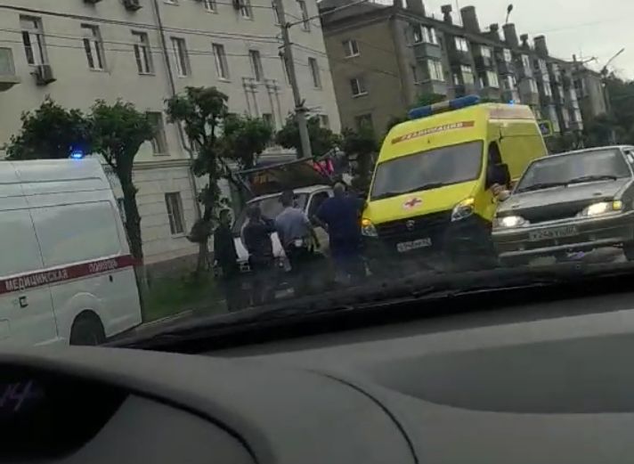 На улице Циолковского женщина попала под колеса машины