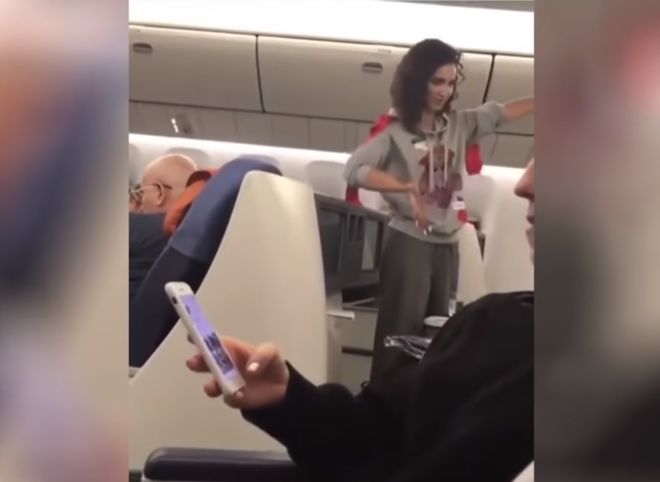 СМИ: пьяная Бузова приставала к пассажирам в самолете (видео)