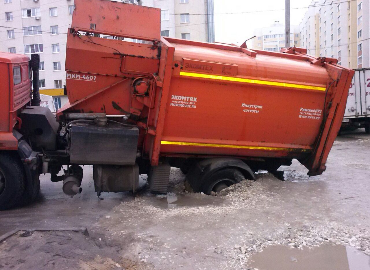 Администрация прокомментировала провал мусоровоза на улице Кальной