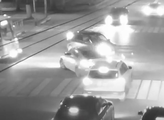 Авария с участием такси на улице Есенина попала на видео