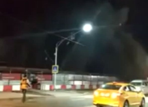 В Москве заброшенный бизнес-центр рухнул на проезжую часть (видео)