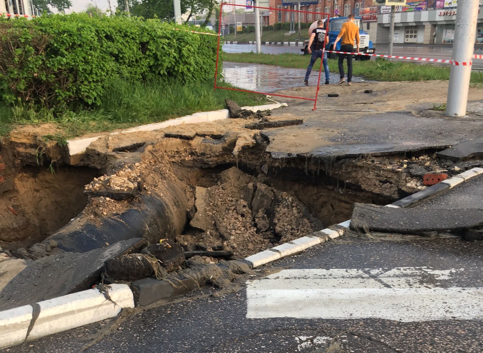 На Московском шоссе прорвало канализацию, два пешехода упали в яму