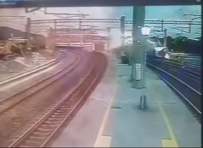 Крушение поезда на Тайване попало на видео