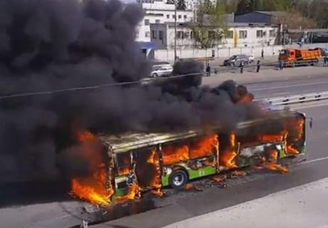 На юге Москвы сгорел пассажирский автобус (видео)
