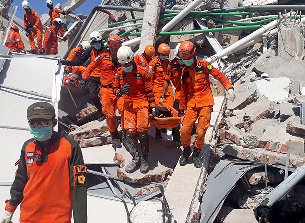 Цунами в Индонезии унесло жизни 832 человек