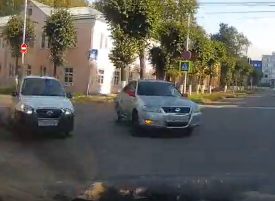Видео: в центре Рязани водитель в последнюю секунду уходит от лобового столкновения