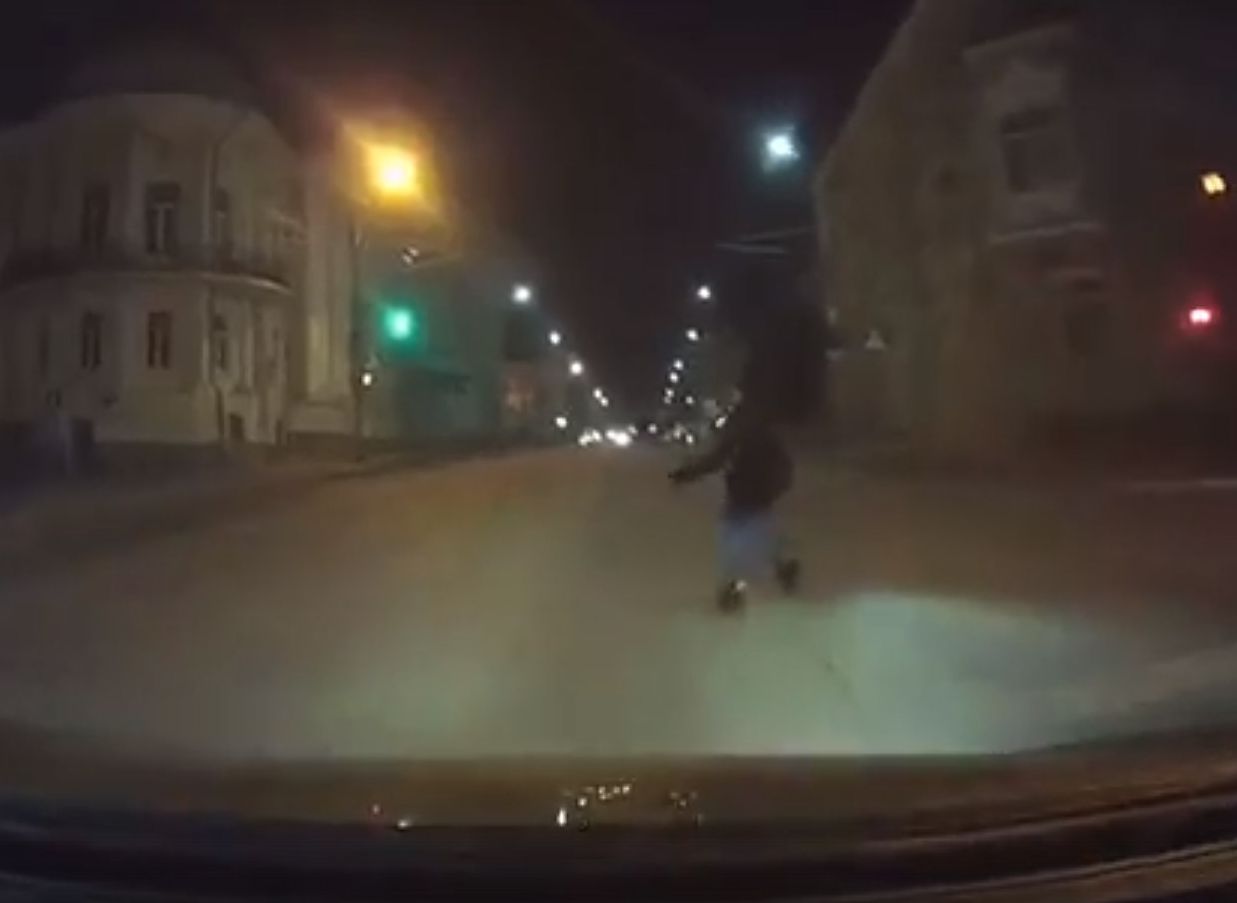 Видео: подросток выбегает под колеса машины в центре Рязани