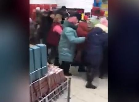Покупатели устроили давку в магазине «Магнит» в Краснодаре (видео)