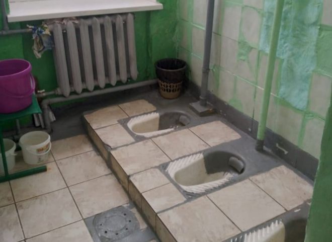 Школа в Рязанской области продемонстрировала женский туалет без кабинок