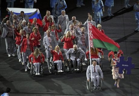 Белорусских паралимпийцев накажут за вынос флага РФ