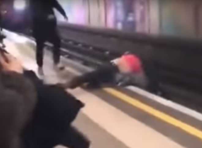 Спасение дурачившихся парней из-под колес поезда попало на видео
