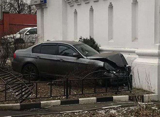 В Москве полицейский на BMW врезался в храм (видео)