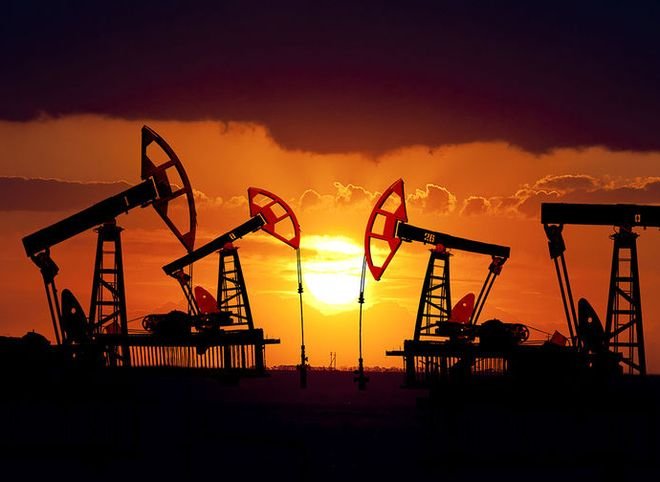 Баррель нефти Brent впервые с декабря подешевел до 53 долларов