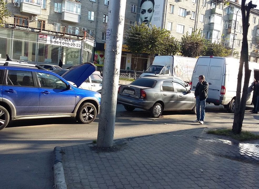 На улице Дзержинского столкнулись две легковушки и фургон