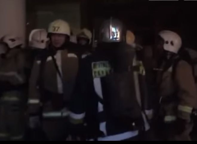В Санкт-Петербурге загорелся торговый центр (видео)