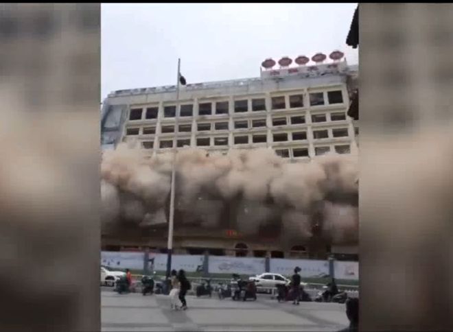 Видео: в Китае снос огромного здания напугал прохожих