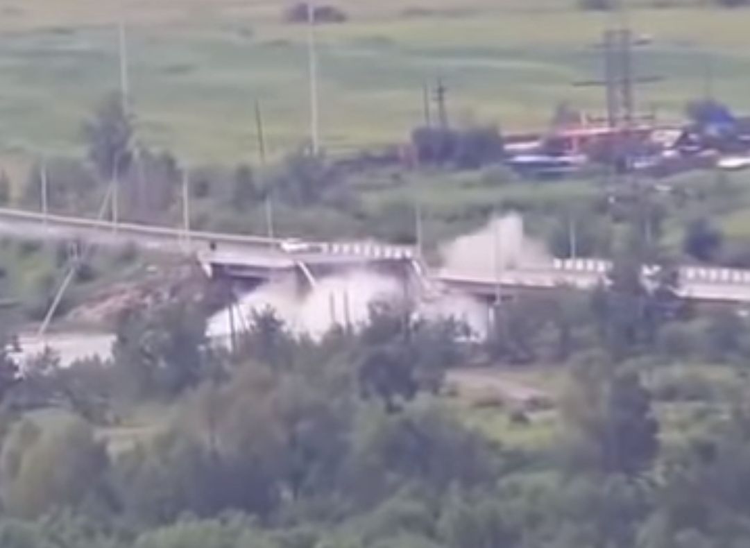 В Чите обрушился подмытый паводком мост (видео)