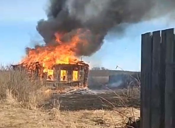 Видео: в селе под Касимовом горит дом