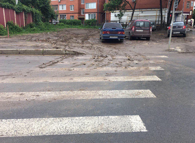 Рязанский депутат возмутился грязной парковкой в центре Рязани