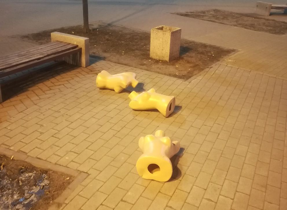 «Рязанская резня бензопилой»: на площади Победы раскидали фрагменты «тел» манекенов