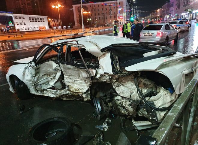Ночью на площади Победы столкнулись два автомобиля