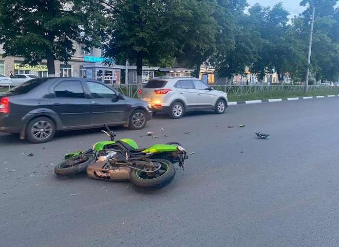 На улице Есенина легковушка влетела в мотоцикл