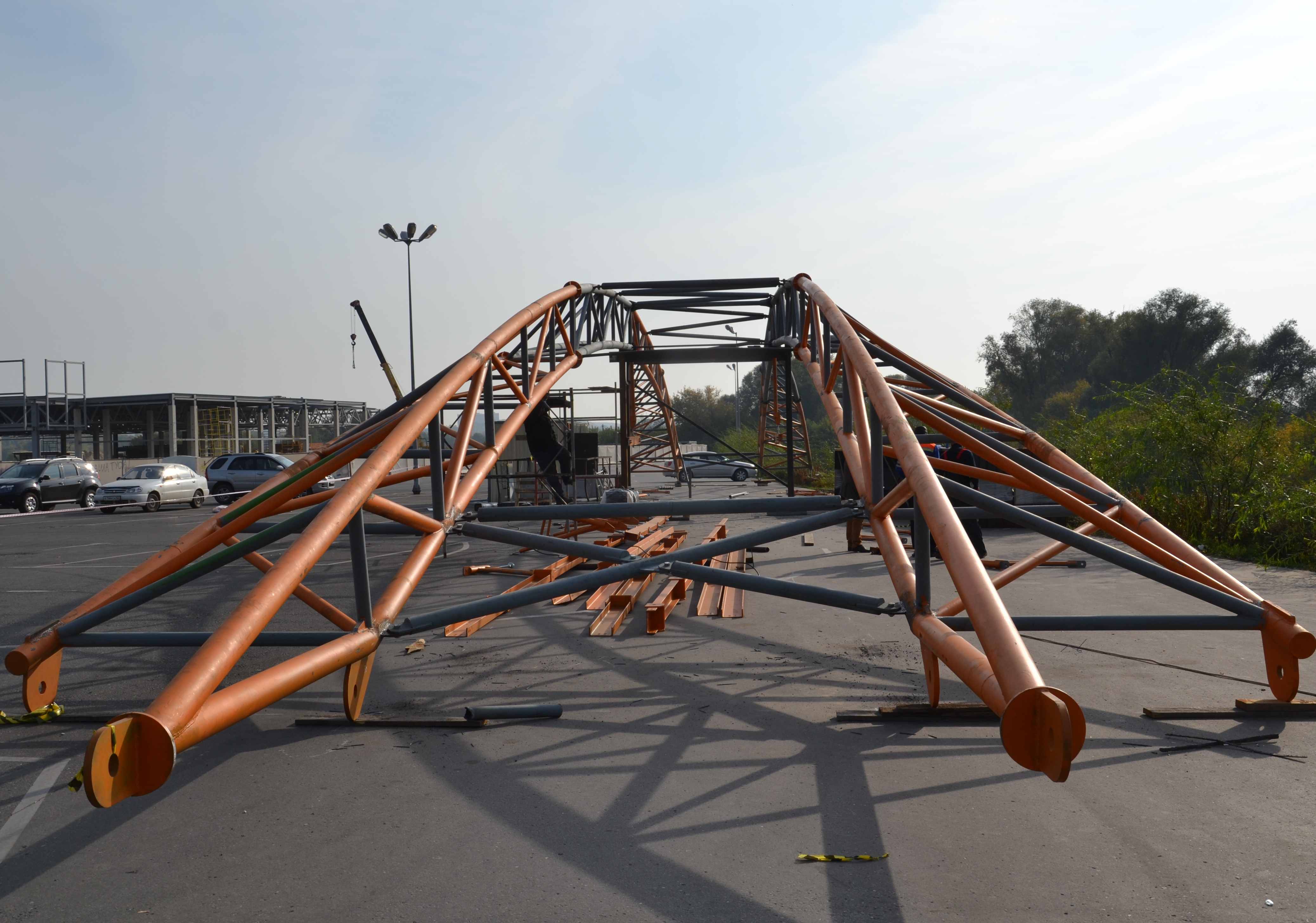 Каркас моста через Павловку доставили на места монтажа