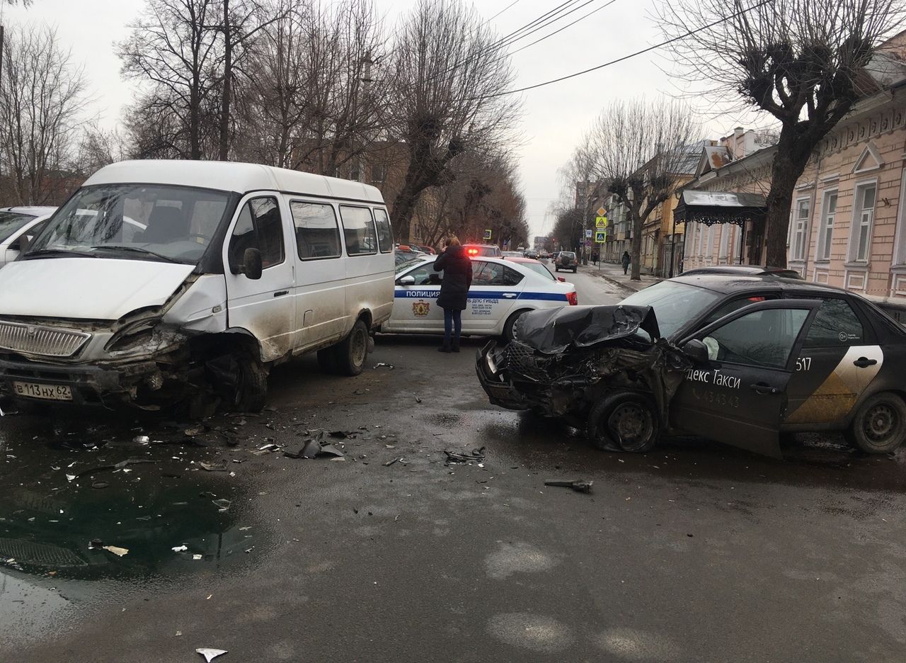 В ДТП с участием «Яндекс. Такси» в центре Рязани пострадали два человека
